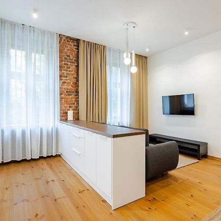 Two Bedroom Very Berry Apartment In Poznan With Desk By Noclegi Renters Exteriér fotografie