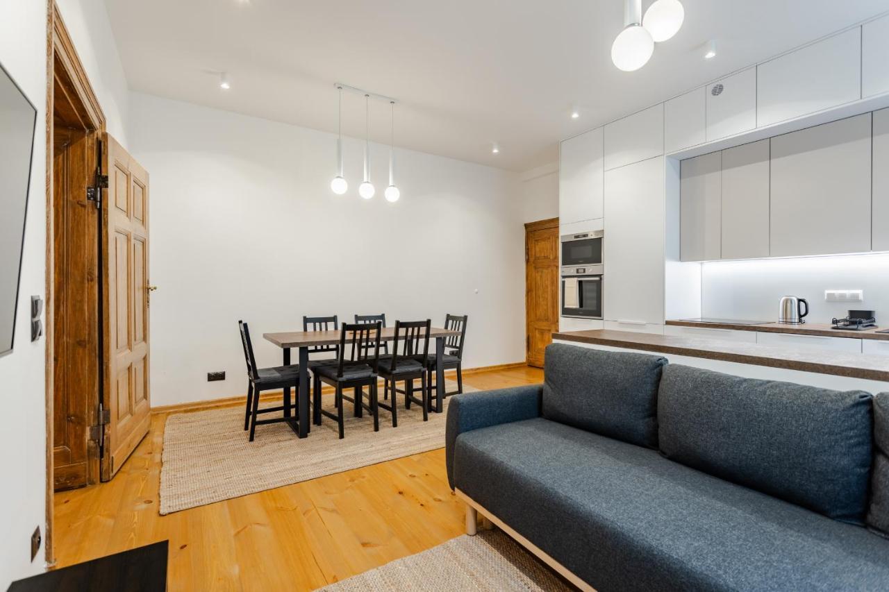 Two Bedroom Very Berry Apartment In Poznan With Desk By Noclegi Renters Exteriér fotografie