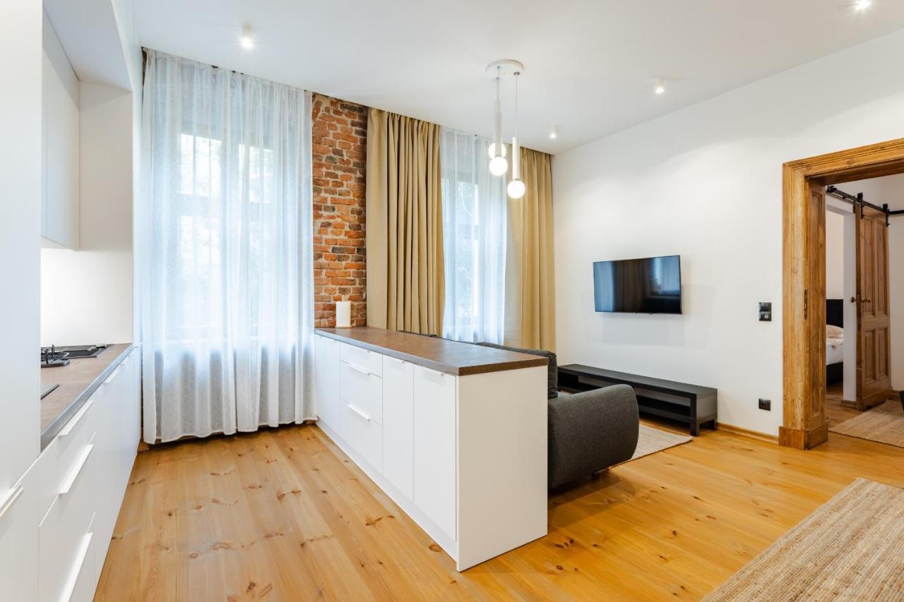 Two Bedroom Very Berry Apartment In Poznan With Desk By Noclegi Renters Exteriér fotografie