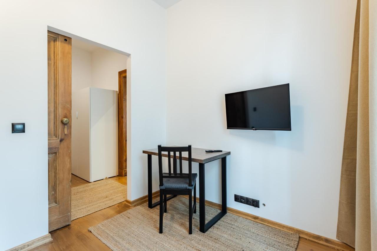 Two Bedroom Very Berry Apartment In Poznan With Desk By Noclegi Renters Exteriér fotografie