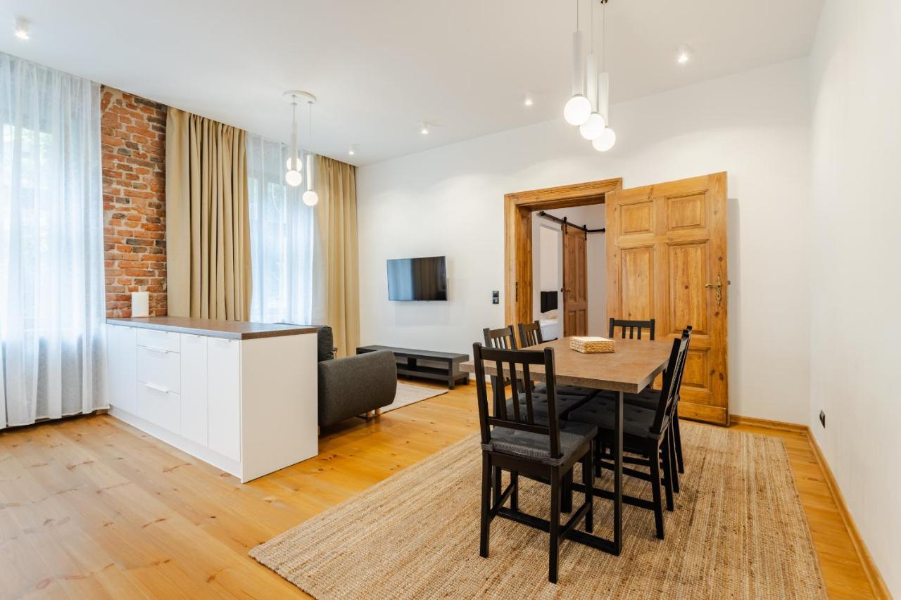 Two Bedroom Very Berry Apartment In Poznan With Desk By Noclegi Renters Exteriér fotografie