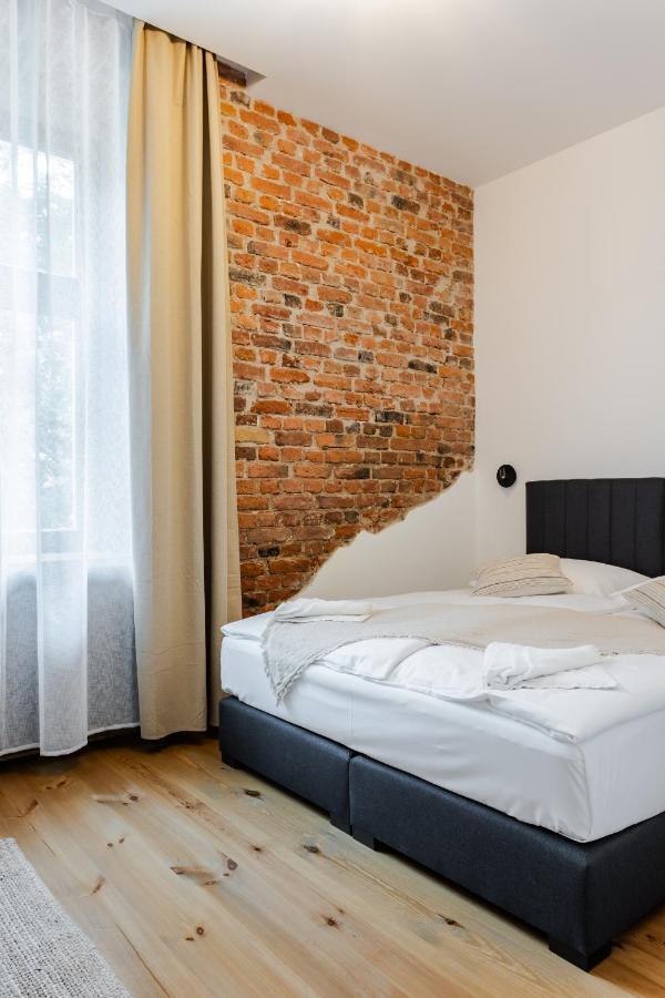 Two Bedroom Very Berry Apartment In Poznan With Desk By Noclegi Renters Exteriér fotografie