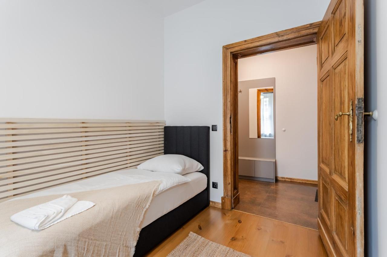 Two Bedroom Very Berry Apartment In Poznan With Desk By Noclegi Renters Exteriér fotografie