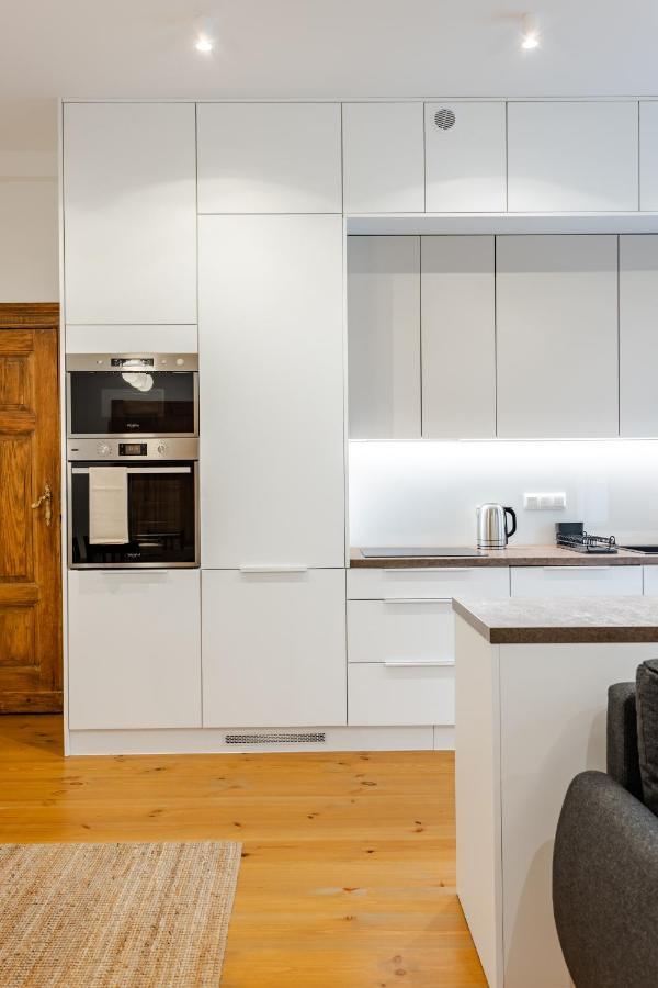 Two Bedroom Very Berry Apartment In Poznan With Desk By Noclegi Renters Exteriér fotografie