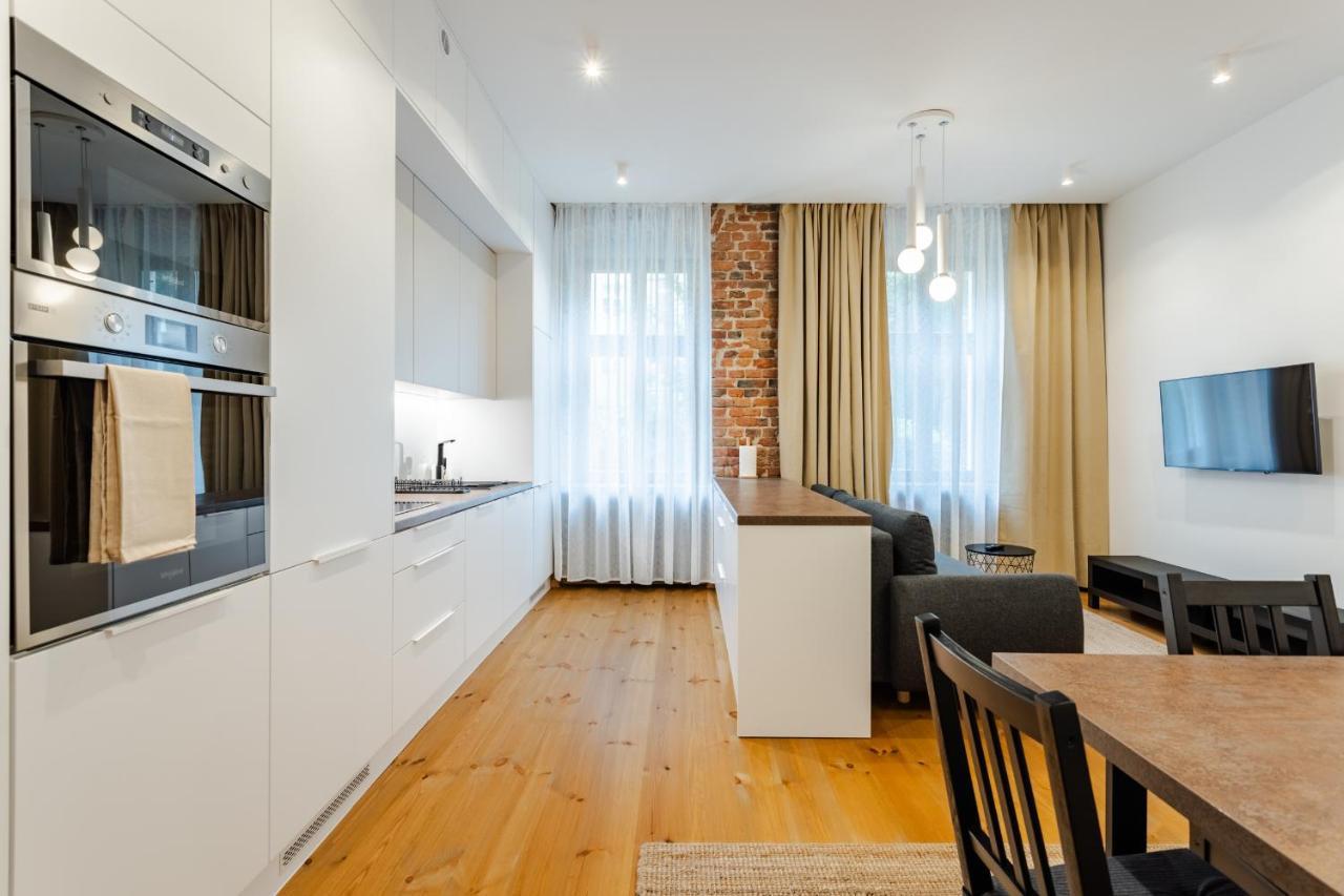 Two Bedroom Very Berry Apartment In Poznan With Desk By Noclegi Renters Exteriér fotografie